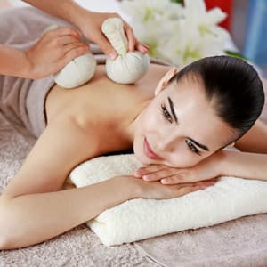 Soothing Rainfall: Piano Echoes in Spa Bliss - Rain Man Sounds