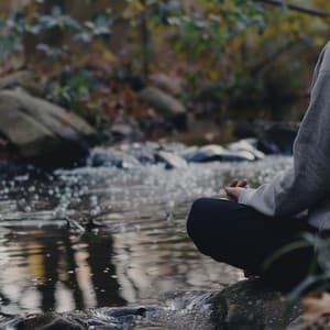 Flujo De Río Binaural: Viaje De Música Ambiental - Universo De Latidos Binaurales