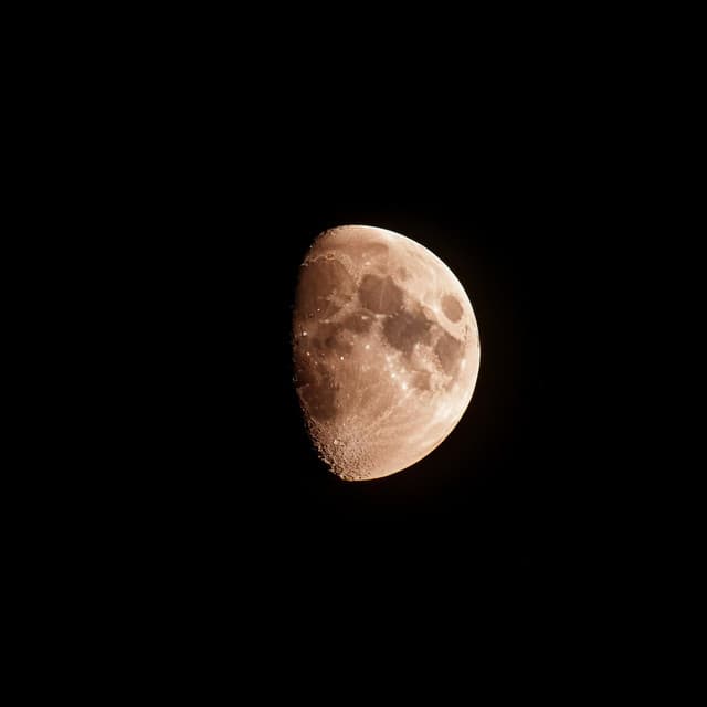 Noches Encantadas: Sonidos Ambientales Para La Serenidad Del Sueño - Lunas ruidosas